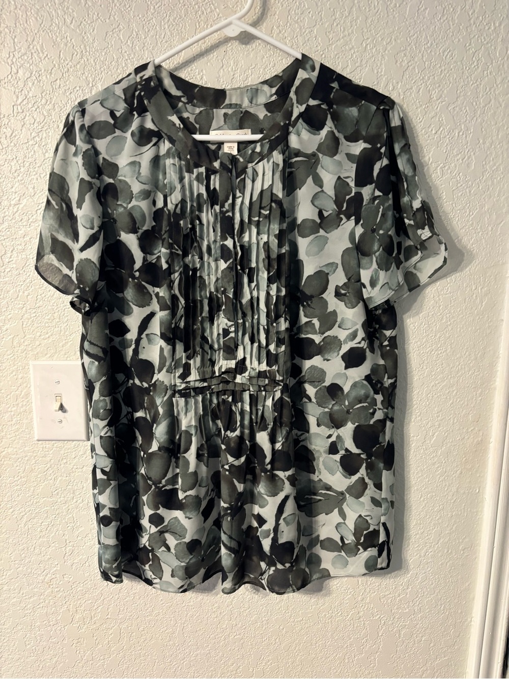 Coldwater Creek Botanical Leaf Print Sheer Blouse, pin tucked size L